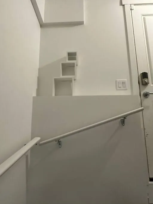 Brand New 1 Bedroom Basement Suite. Wi-Fi,Netflix Έντμοντον
