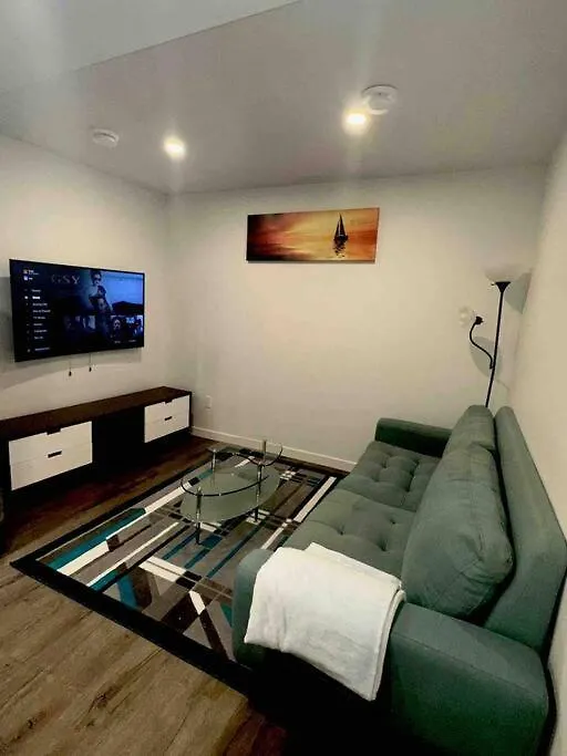 Brand New 1 Bedroom Basement Suite. Wi-Fi,Netflix Edmonton Lägenhet